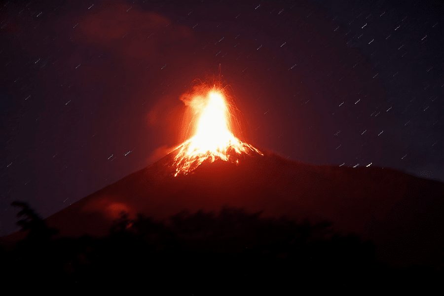 Vulcanul Fuego din Guatemala a erupt. Principalul aeroport a fost închis câteva ore | VIDEO