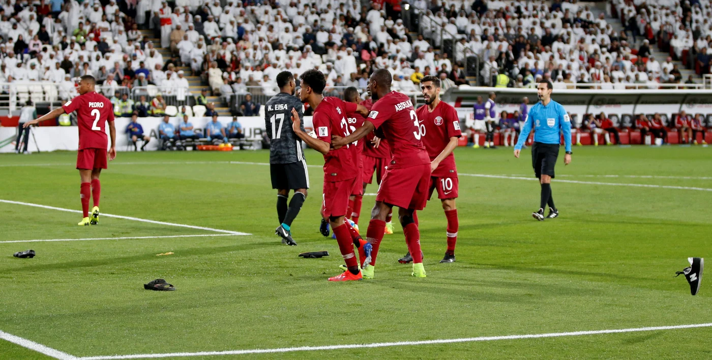 Jucătorii naţionalei din Qatar, atacaţi cu obiecte din tribune