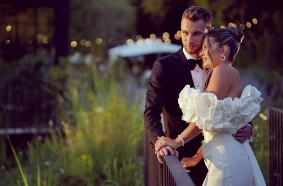 Atacantul naționalei Denis Drăguș s-a însurat cu Vanessa, fata pe care o cunoaște de la 10 ani. Cum a fost cununia lor FOTO