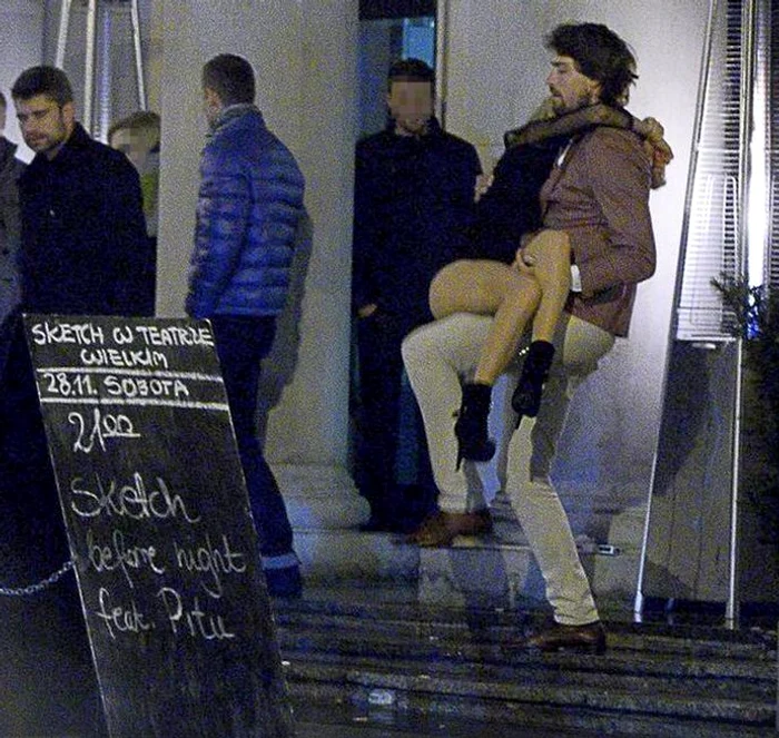 
    Simona Halep alături de echipa ei, înaintea unui nou antrenament  