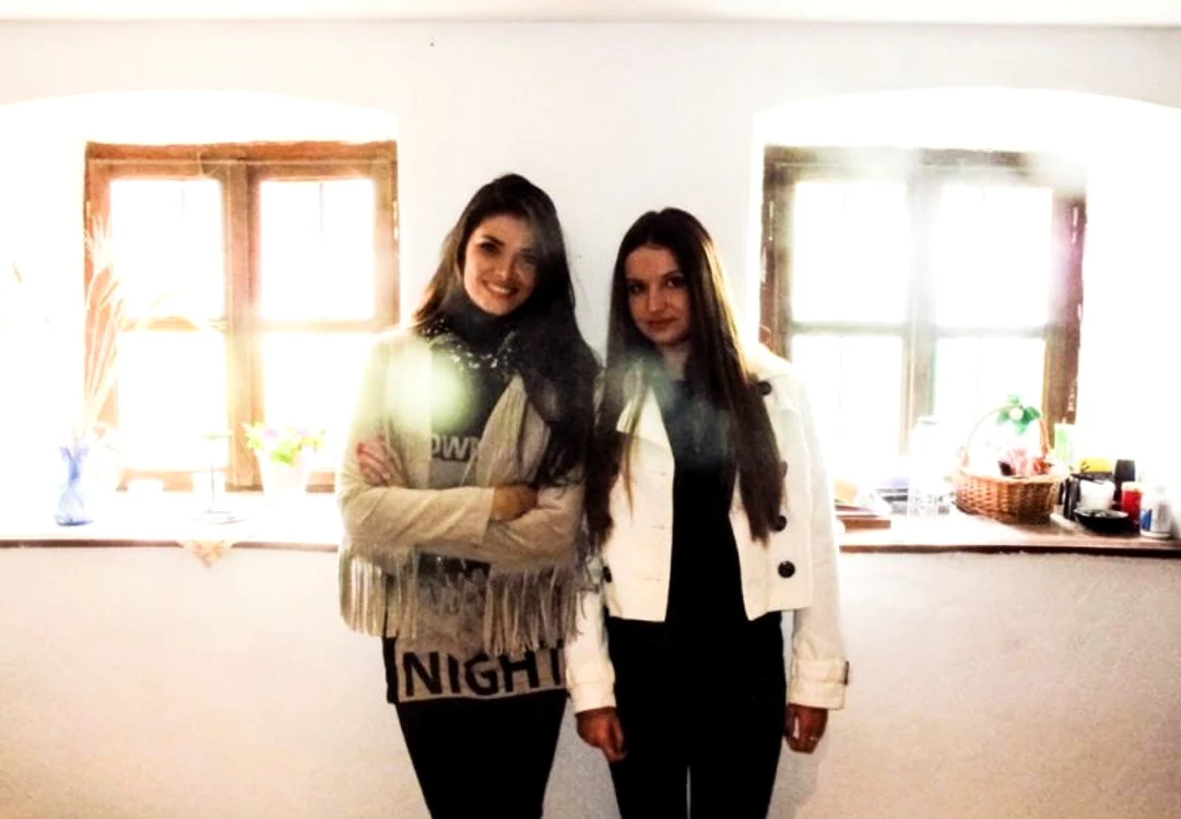 
    Alina Pușcaș și sora ei, Alexandra  