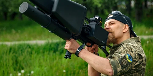 soldat ucrainean arma antidrona bruiaj puls electromagnetic shutterstock 2158101103 jpg
