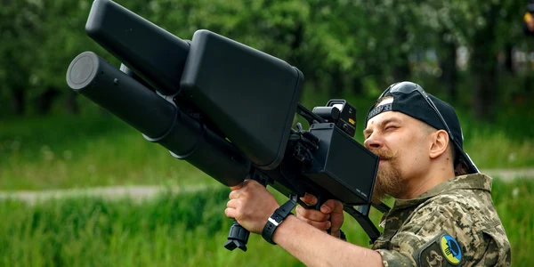 soldat ucrainean arma antidrona bruiaj puls electromagnetic shutterstock 2158101103 jpg