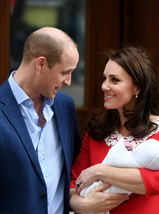 Momentul în care Kate și William l-au prezentat lumii pe mezinul familiei
