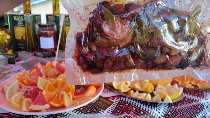 Bunătăți produse în Grecia și vândute în târgurile din Oltenia FOTO: A. Mitran