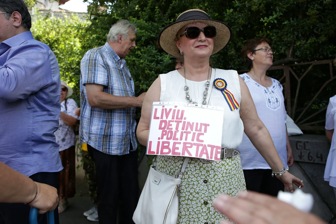 Protestatarii îl consideră pe Liviu Dragnea deținut politic