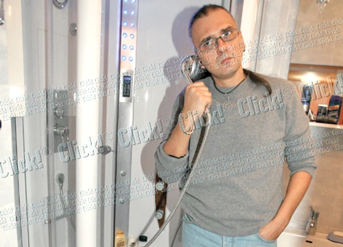 Duşul este dotat cu vibromasaj şi ventilator