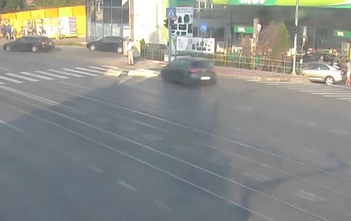 
    Bărbatul de 57 de ani stătea liniştit pe trotuar. În câteva clipe avea să fie omorâtFoto: Captură Poliţia Locală Iaşi  