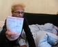 Zoia Spiegel la intrarea în cămăruţa din curtea sinagogii
