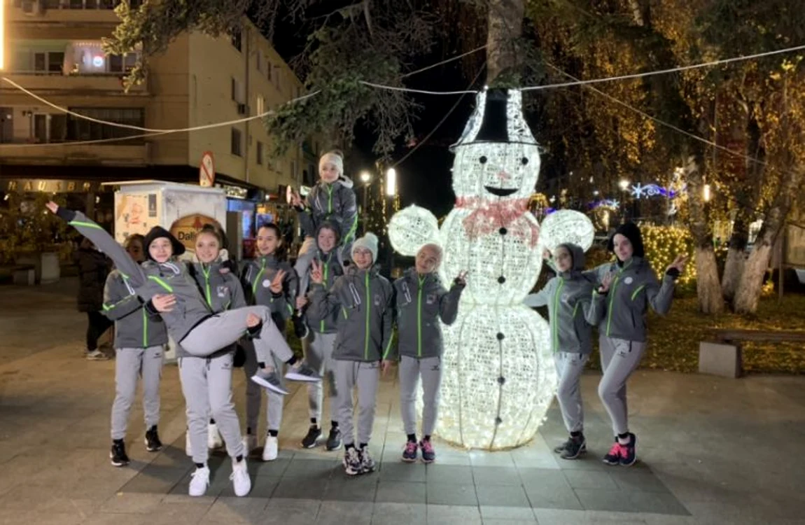 Micuțele componente ale lotului național, în fața omului de zăpadă din Deva