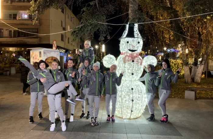 Micuțele componente ale lotului național, în fața omului de zăpadă din Deva