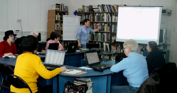 Pensionarii botosaneni au invatat cum sa lucreze cu calculatorul FOTO adevarul