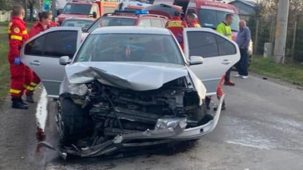 Ciocnire violentă între două mașini în județul Mureș soldată cu cinci victime. Un bebeluș de 9 luni, printre răniți