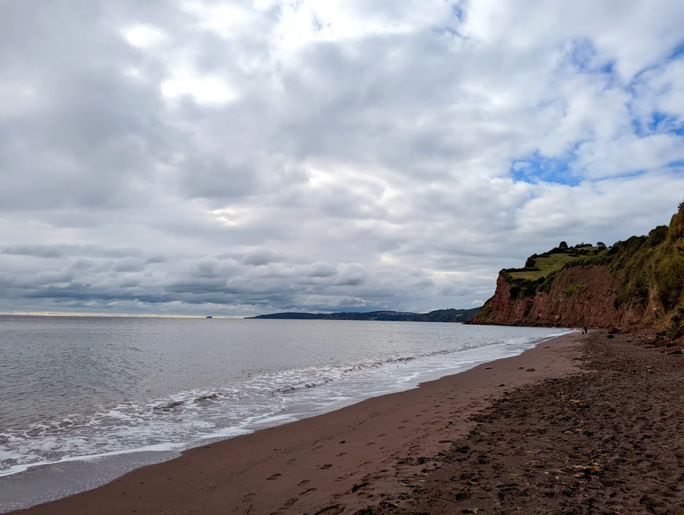Plaja de la capătul tunelului. Foto: Go South West England