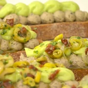 Tartina gourmet cu hummus de măsline negre, cremă de avocado și murături Captură video Cocina Abierta