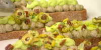 Tartina gourmet cu hummus de măsline negre, cremă de avocado și murături Captură video Cocina Abierta