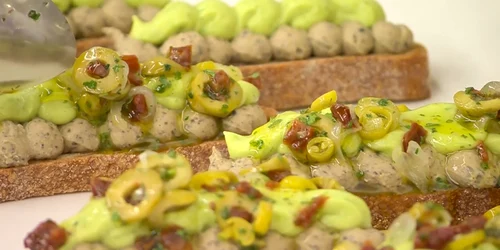 Tartina gourmet cu hummus de măsline negre, cremă de avocado și murături Captură video Cocina Abierta