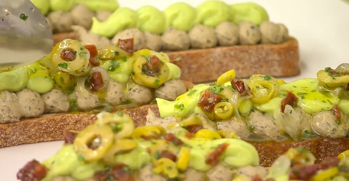 Tartina gourmet cu hummus de măsline negre, cremă de avocado și murături CapturăVideo CocinaAbierta