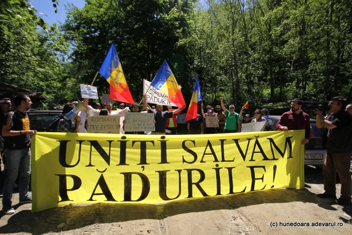 Protestul din zona cascadei Lolaia. FOTO: Daniel Guţă. ADEVĂRUL.