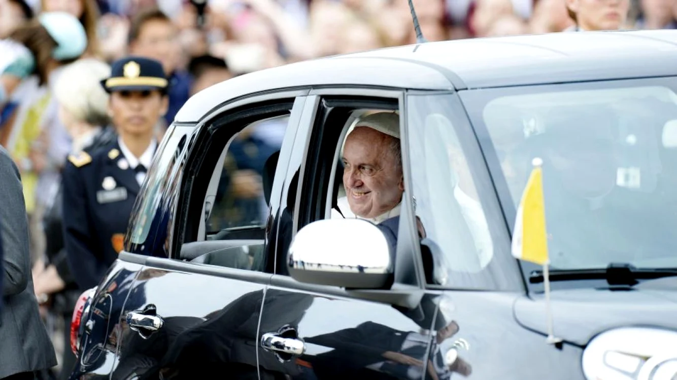 Papa Francisc la bordul unui Fiat 500L, pe 22 septembrie 2015, în timpul călătoriei sale în Philadelphia FOTO Olivier Douliery / DPA / AFP