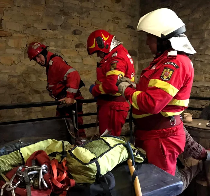 Motanul se afla într-un șanț adânc de 20 de metri