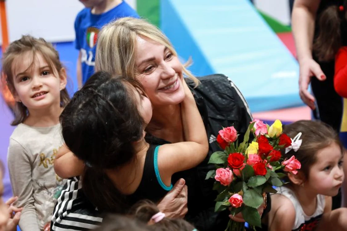 
    Nadia Comaneci, in mijlocul copiilor la GymNadia  