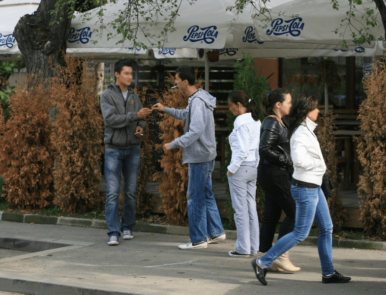 Poliţiştii locali din Iași, puşi să-i amendeze pe părinţii elevilor chiulangii. Păreri pro şi contra în rândul părinţilor