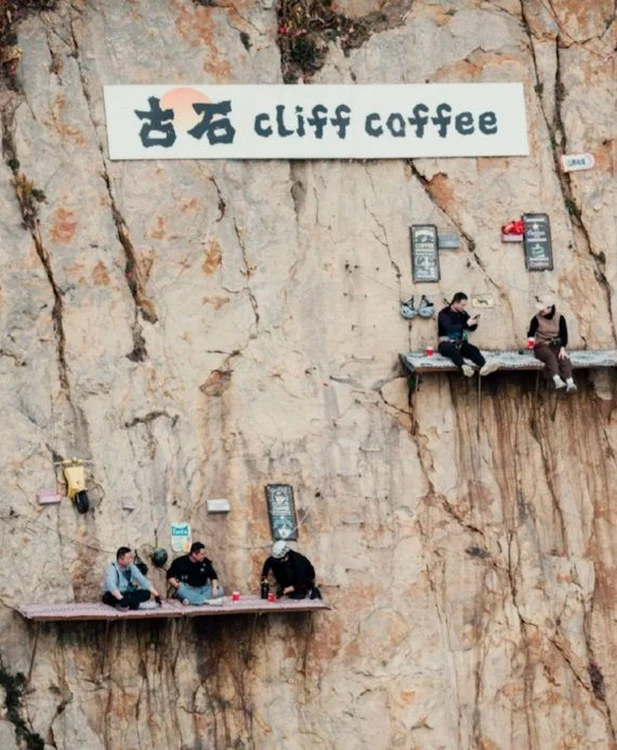 Gushi Cliff Coffee este alcătuită din platforme ancorate în stâncă (Foto: Capturi video/Weibo) 