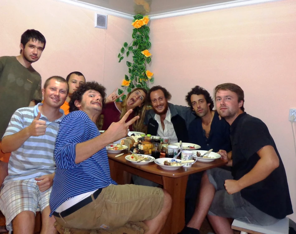 Constantin Furtuna (al doilea din stânga) găzduieşte de trei ani couchsurferi din toată lumea FOTO Arhiva personala