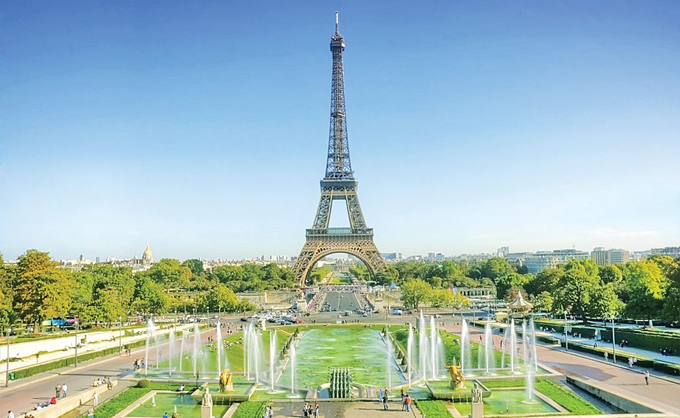 Cât plătește o tânără pentru un apartament de 9 mp închiriat în Paris. Din pat iese direct pe acoperiș