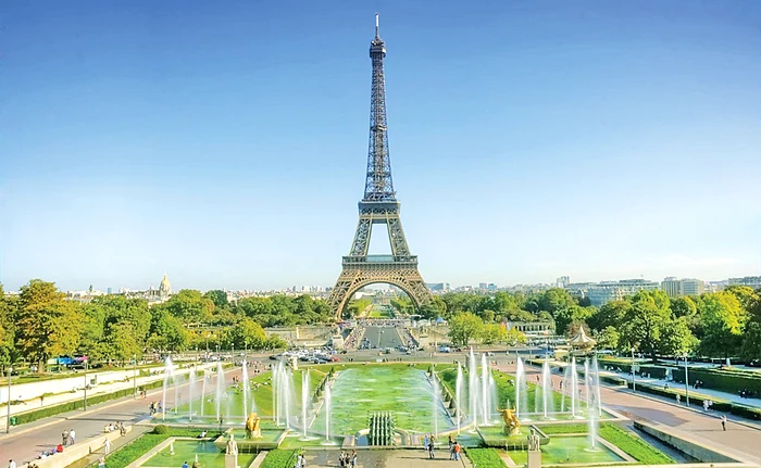 De pe acoperiș, tânăra vede turnul Eiffel FOTO: Shuterstock