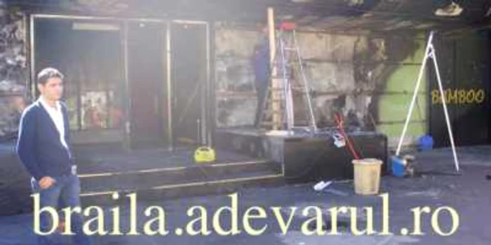 Proprietarul Cătălin Serghei în faţa clubului