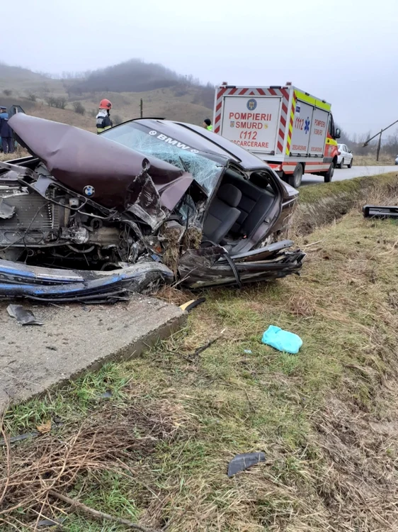 Accident rutier cu două victime încarcerate în Ocnele Mari - Vâlcea Foto Adevărul