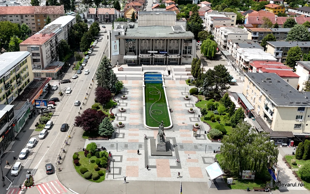 Arteziana din Deva a luat culoarea verzuie. Foto: Daniel Guță. ADEVĂRUL