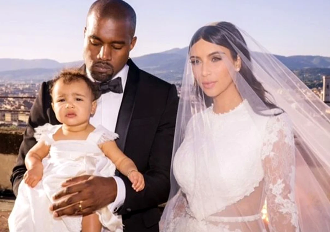 
    Kim Kardashian i-a luat fiicei ei o dublură?Sursă foto:Instagram  