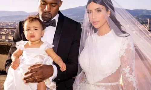 Kim Kardashian i a luat fiicei ei o dublură? jpeg
