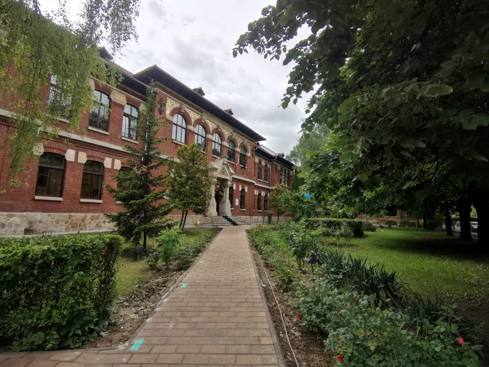 Nici măcar la prestigiosul Colegiu Naţional I.C. Brătianu n-au existat medii de 10 la Bac 2022. Foto Facebook
