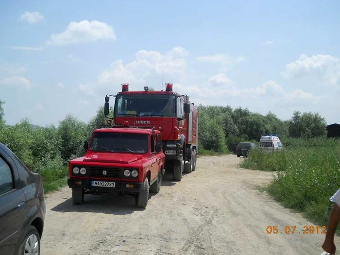 Pompierii militari îl caută pe tânărul dispărut în apă