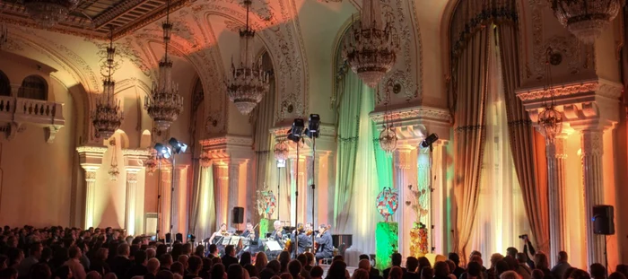 „A fost un concert oferit cu bucurie şi primit cu vădit entuziasm de un public în mare parte prezent cu totul circumstanţial la acest eveniment sărbătoresc.“