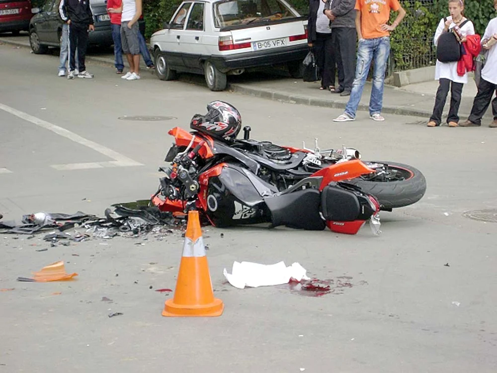 
    Motocicleta s-a făcut praf, iar pe caldarâm se pot vedea urme de sânge  