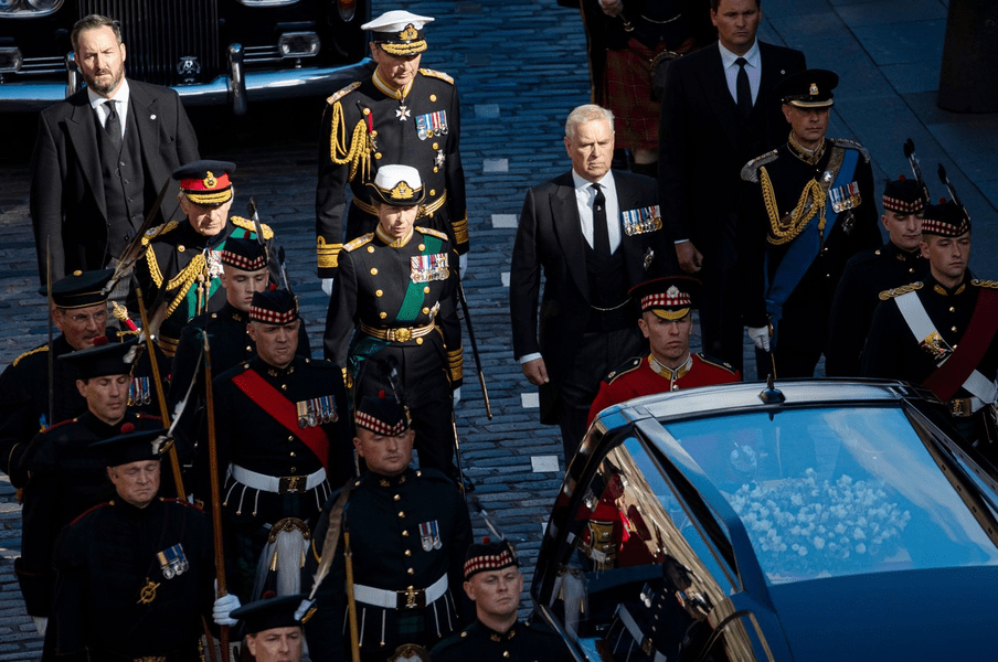 Momentul când prințul Andrew e huiduit la procesiunea funerară a Reginei Elisabeta a II-a. Un tânăr a fost arestat