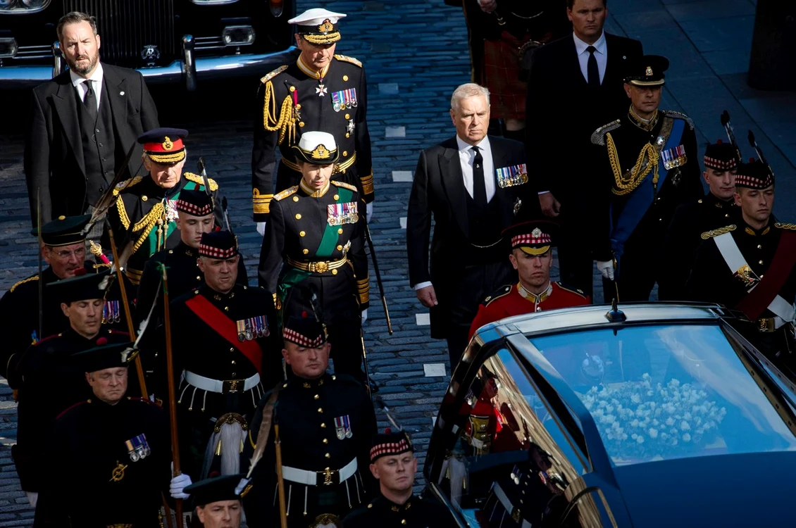 Prințul Andrew a fost huiduit la procesiunea funerară a mamei sale