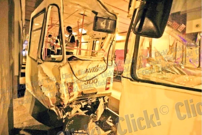 În urma impactului dintre cele două vehicule, 86 de călători au fost răniţi (Fotografii: Petrică Tănase, Oana Neacşu)