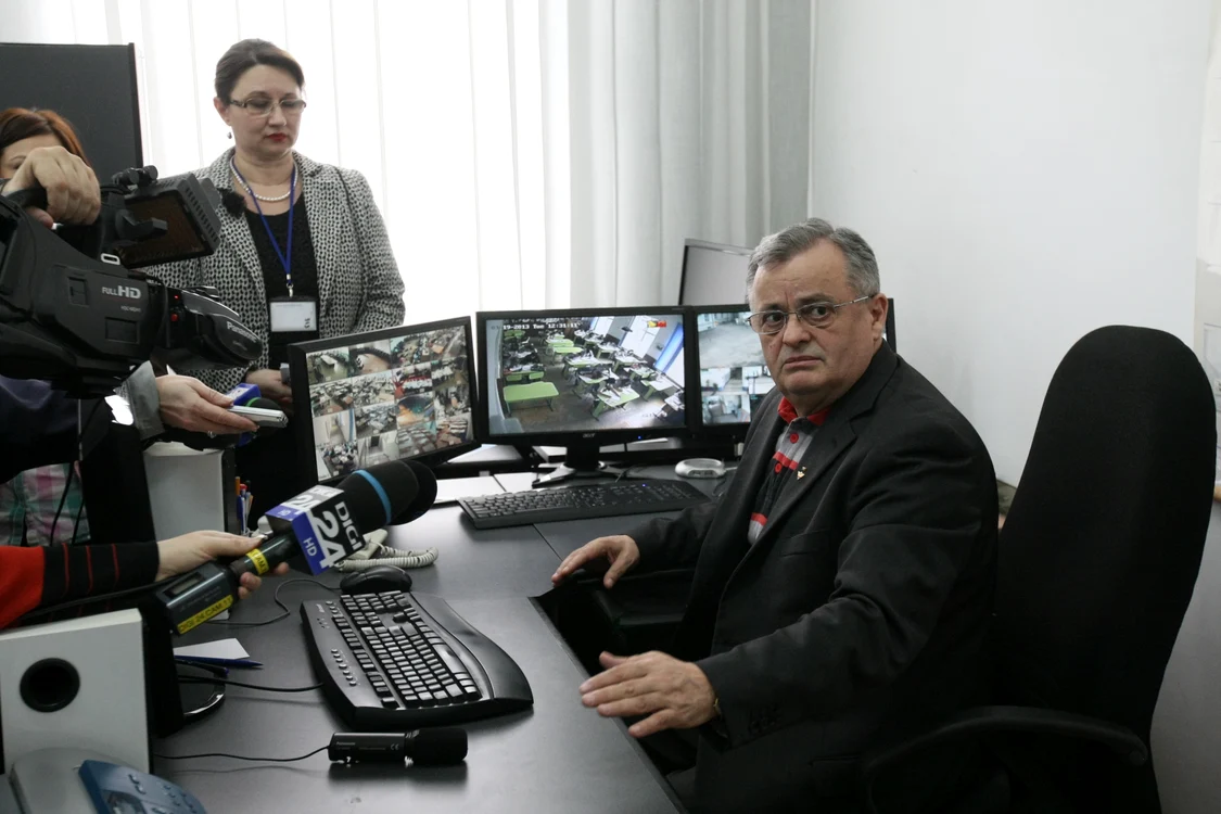 
    Primarul Neculai Onţau îi va putea supraveghea pe locuitorii din Petricani  