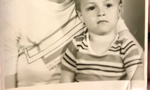 Cristi Pulhac, în copilărie, alături de mama lui jpeg