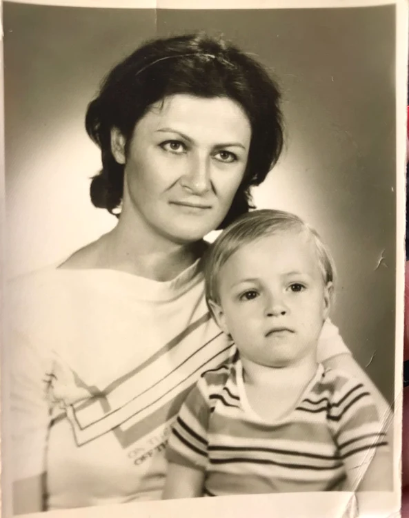 Cristi Pulhac, în copilărie, alături de mama lui