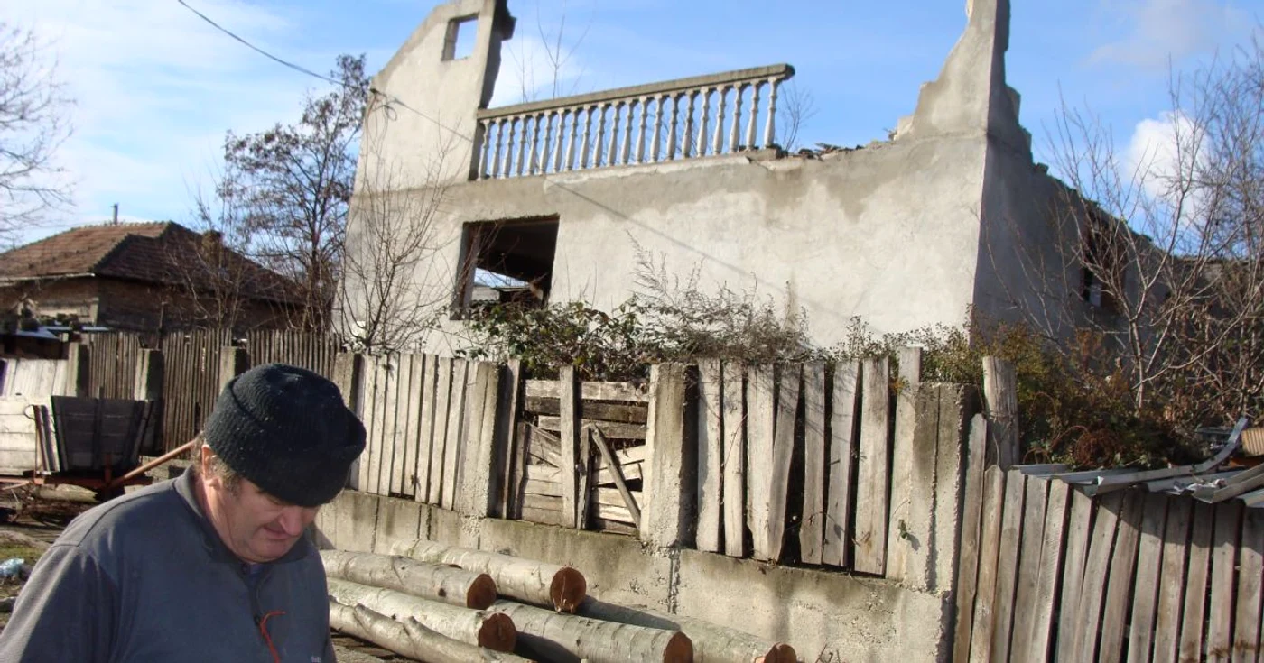 Familia Dragusinoiu din Golesti si-a parasit vila care s-a daramat din cauza alunecarilor