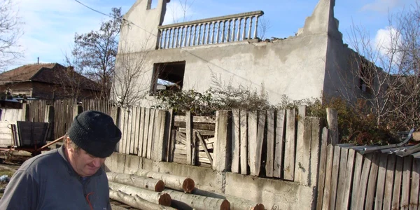 Familia Dragusinoiu din Golesti si-a parasit vila care s-a daramat din cauza alunecarilor