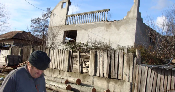 Familia Dragusinoiu din Golesti si-a parasit vila care s-a daramat din cauza alunecarilor