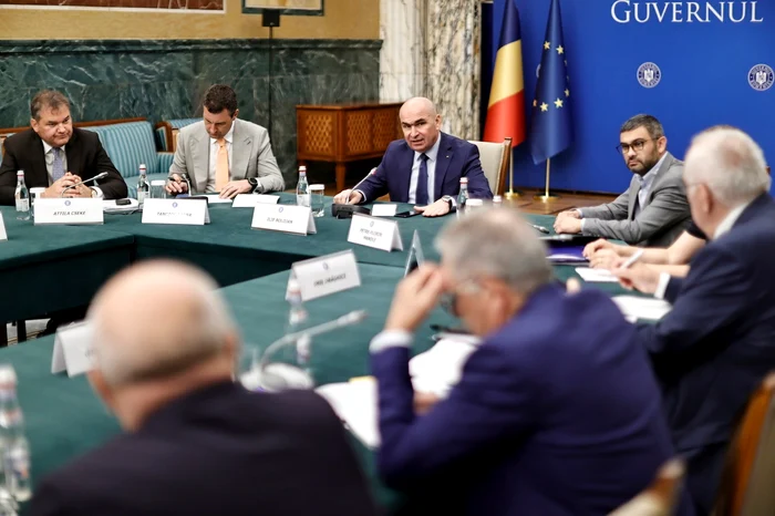 Guvernul Bolojan pregătește OUG care să interzică cumulul pensiei cu salariul. Transferurile și detașările vor fi blocate